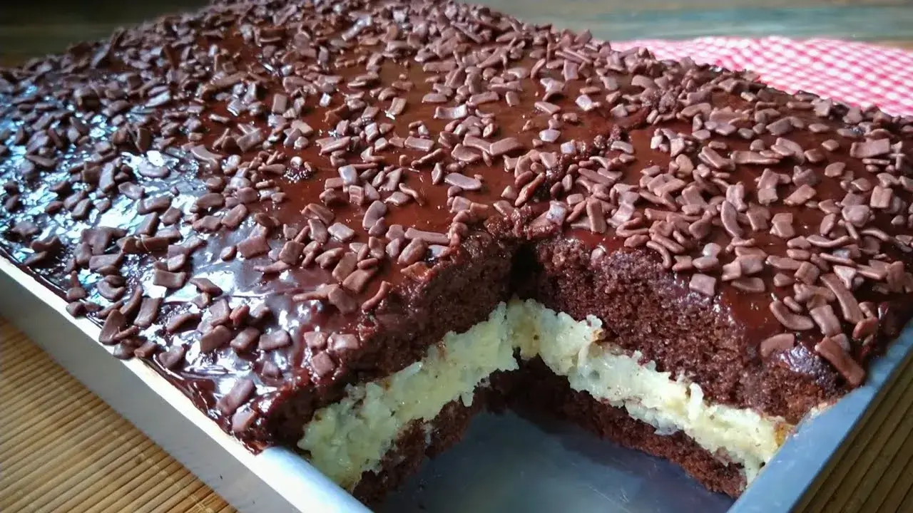 Bolo Prestígio Fácil com Recheio Cremoso de Coco e Cobertura de Chocolate