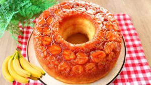 Bolo de Banana Caramelado Fácil com Massa Fofinha e Cobertura Dourada