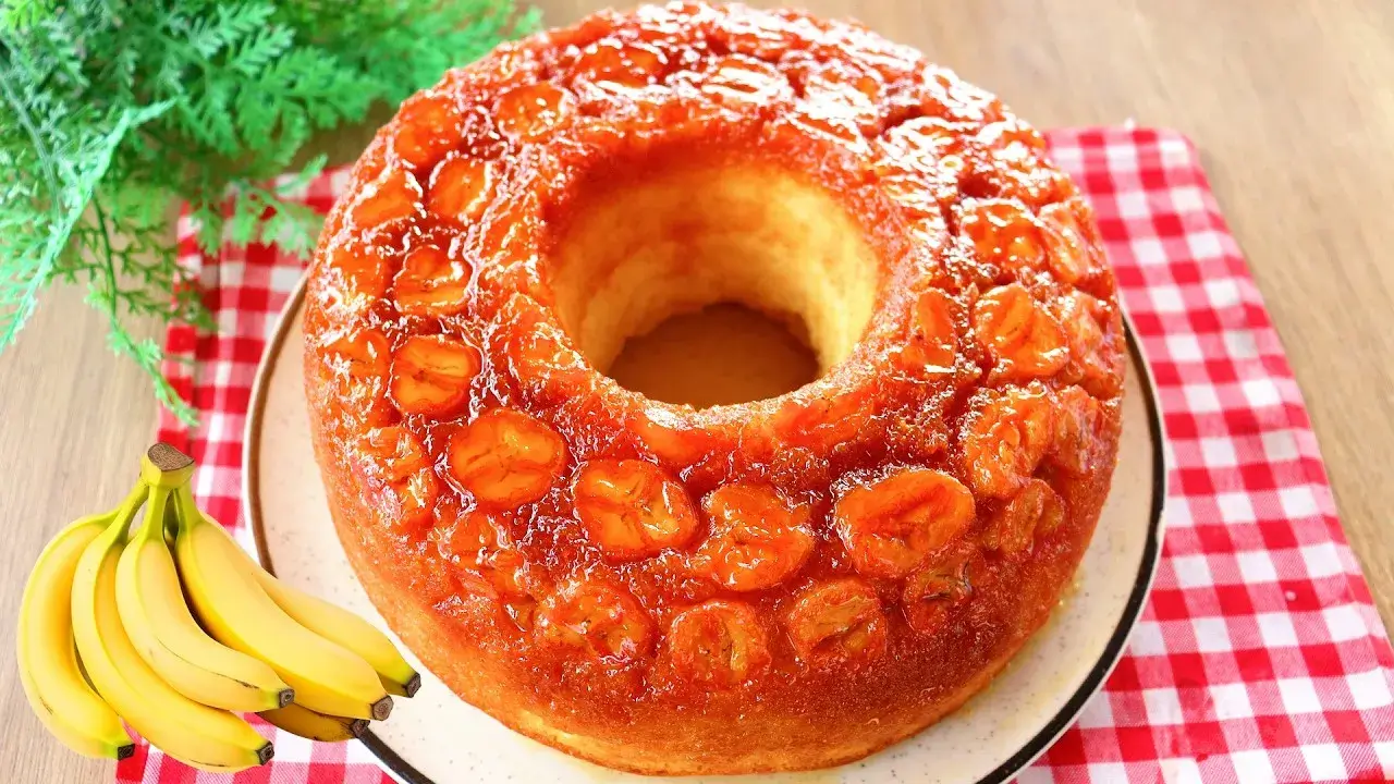Bolo de Banana Caramelado Fácil com Massa Fofinha e Cobertura Dourada