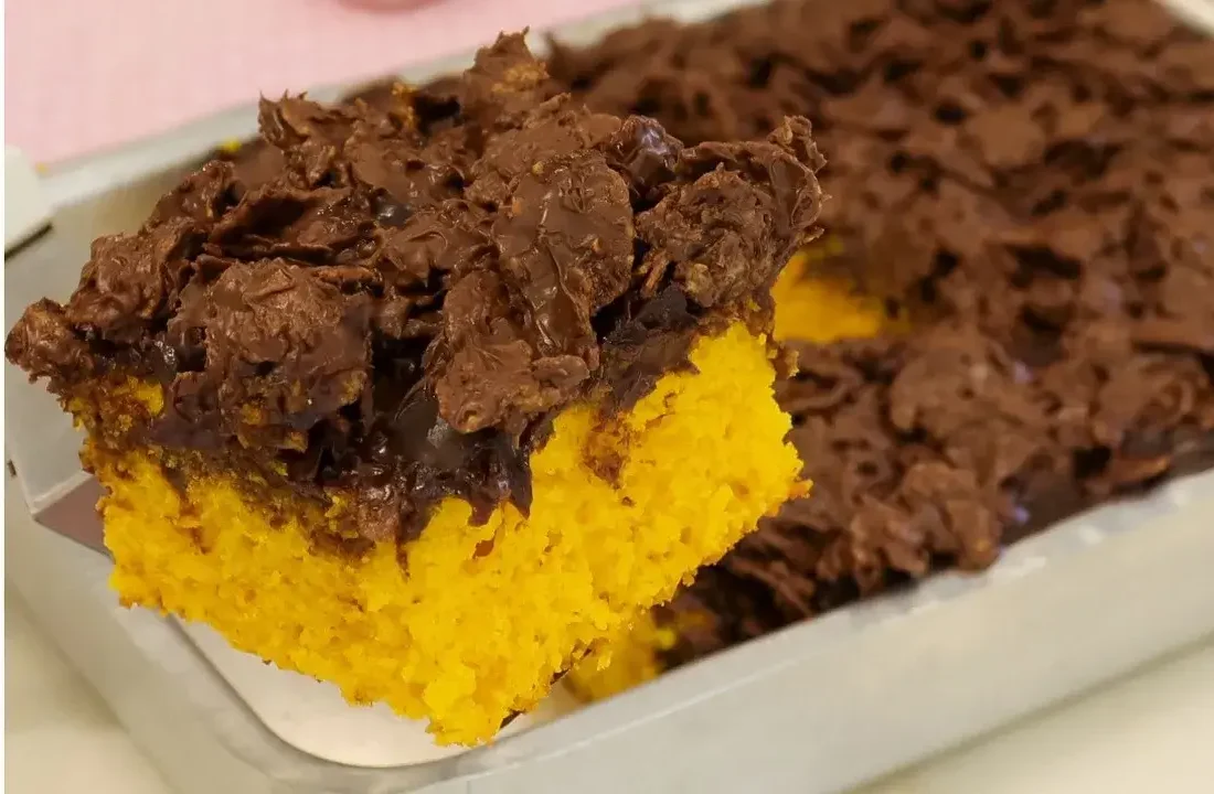 Bolo de Cenoura com Casquinha Crocante: Fofinho, Úmido e com Cobertura de Chocolate