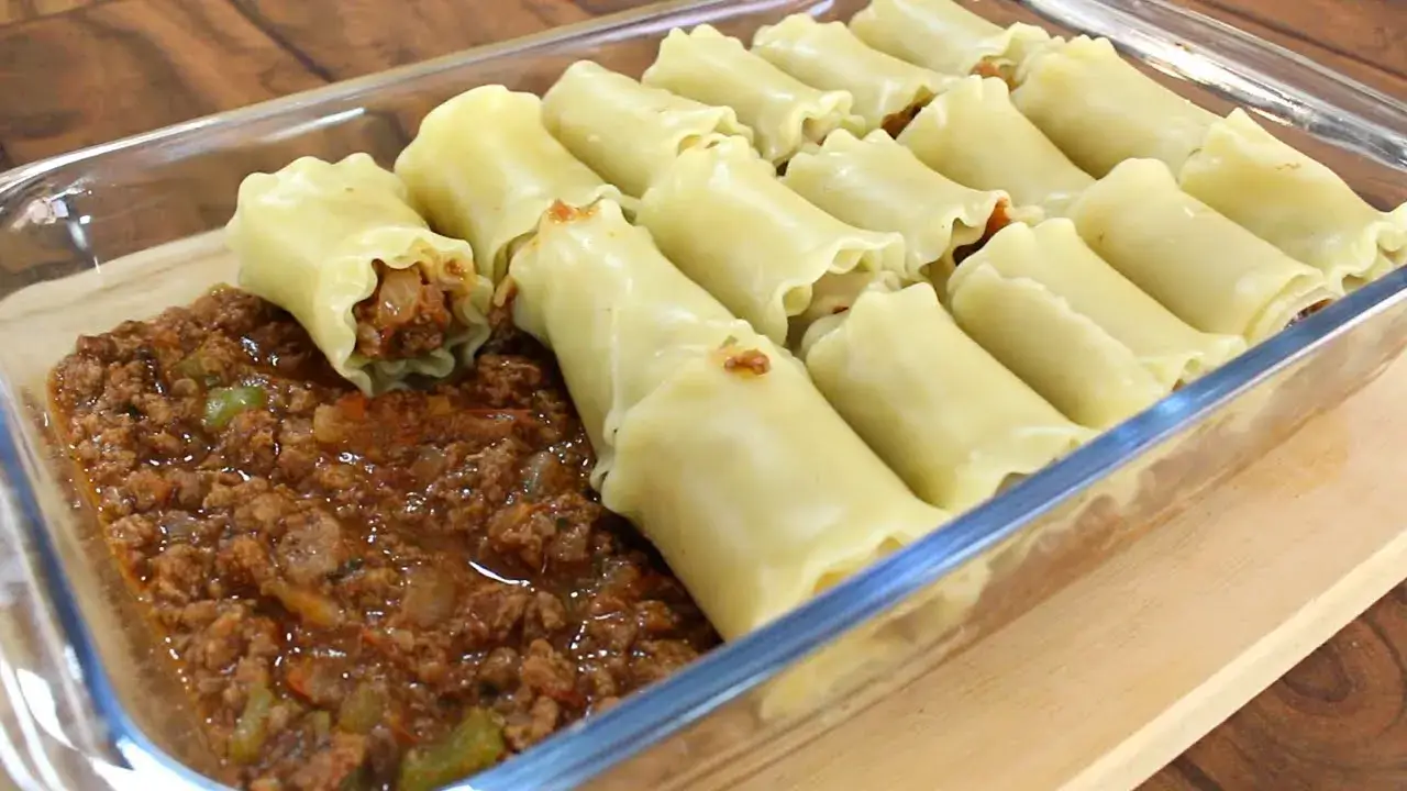 Lasanha diferente enrolada com carne moída e molho cremoso