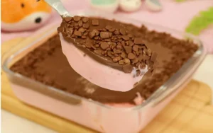 Mousse de Morango com Chocolate Cremosa e Econômica para Fazer em Minutos