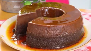 Bolo Pudim de Chocolate com massa molhadinha fácil de fazer