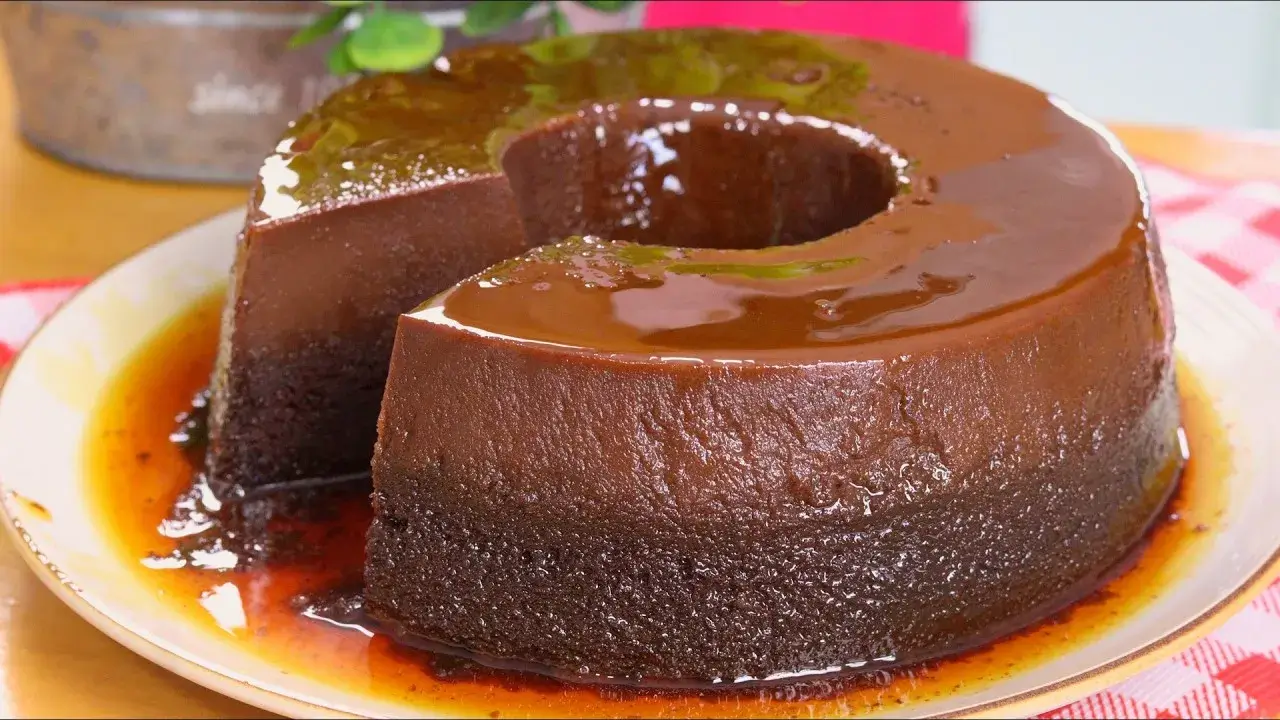 Bolo Pudim de Chocolate com massa molhadinha fácil de fazer