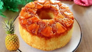 O bolo de abacaxi caramelizado é uma receita caseira muito apreciada para o café da...