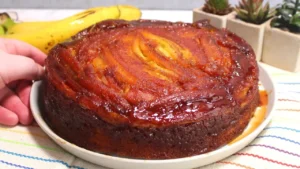 Bolo de Banana Caramelado com Massa Fofinha e Cobertura Dourada