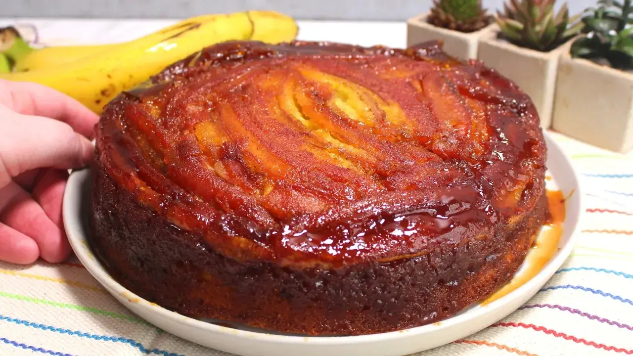 Bolo de Banana Caramelado com Massa Fofinha e Cobertura Dourada