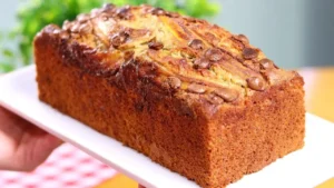 Bolo de Banana com Gotas de Chocolate Macio e Úmido para o Café