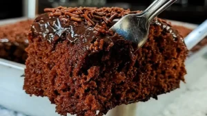 Bolo de Chocolate com Cobertura de Brigadeiro e Calda Molhadinha