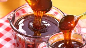 A calda de caramelo é uma preparação simples usada para cobrir pudins, tortas caramelizadas e...