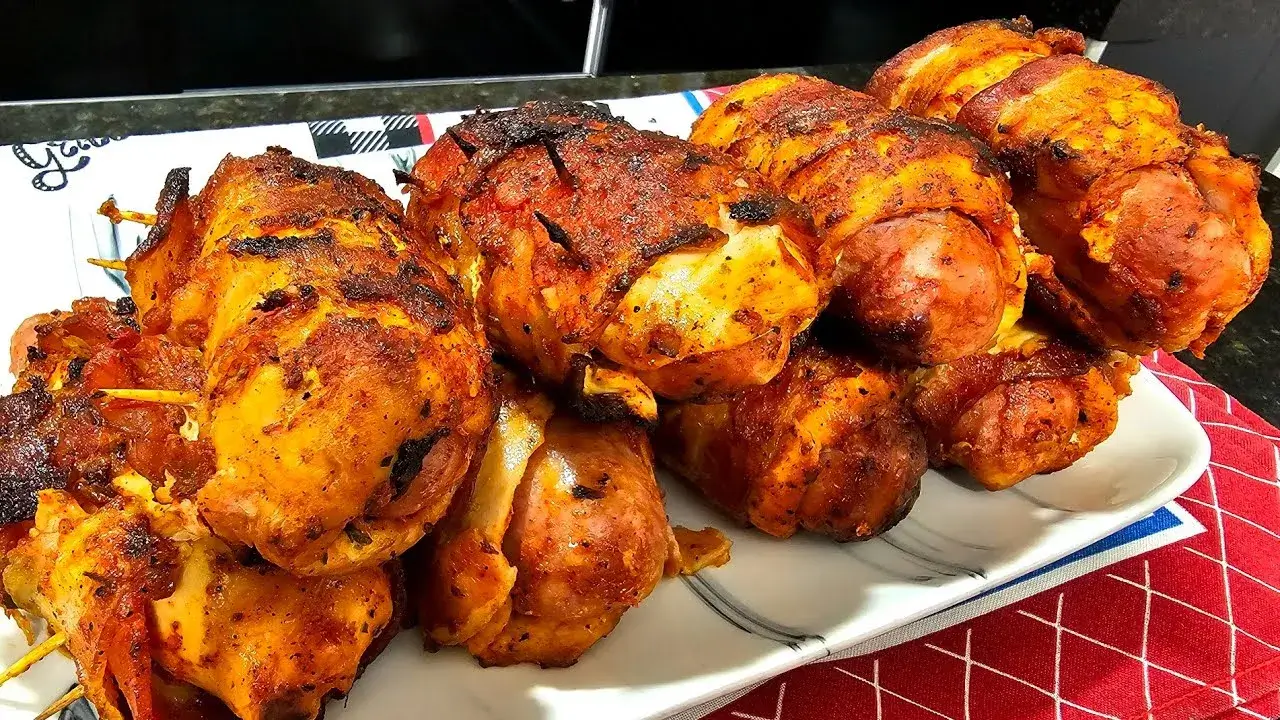 Filé de Frango Recheado com Linguiça e Bacon Assado no Forno