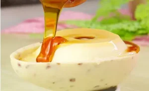 Ovo Pudim de Páscoa Cremoso com Casca de Chocolate Branco e Crocante de Caramelo
