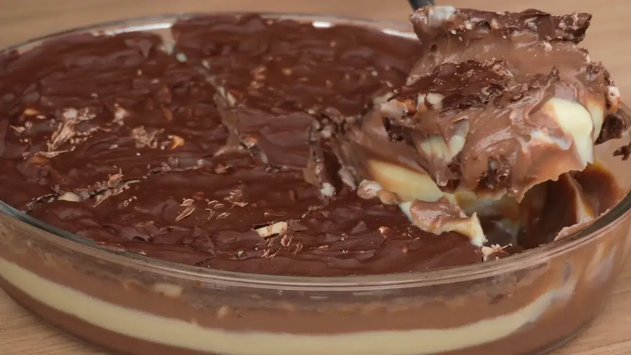 Ovo de Páscoa na Travessa Cremoso com Camadas de Chocolate e Castanha
