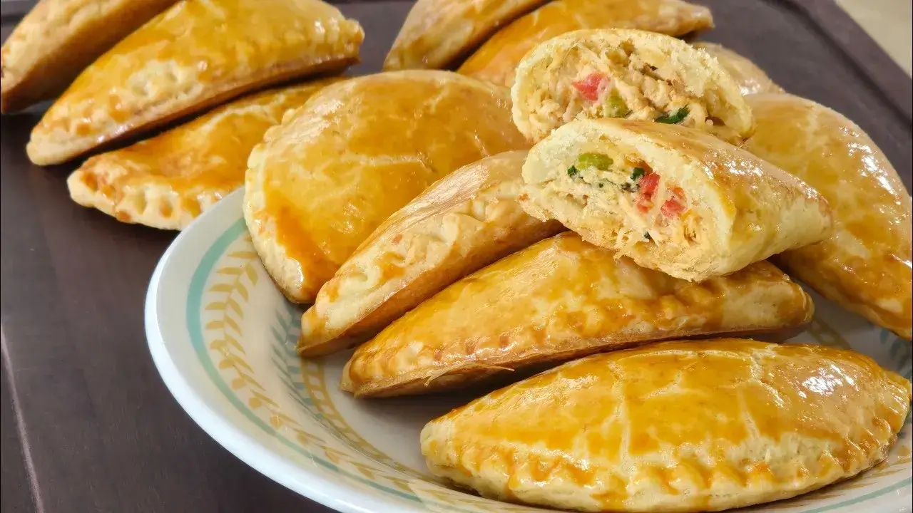 Pastel de Forno com Frango Cremoso fácil e bem recheado para o lanche da família