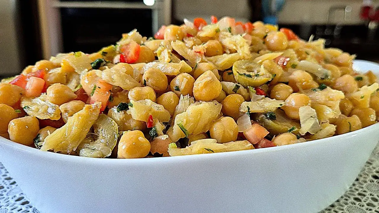 Salada de Grão de Bico com Bacalhau cheia de sabor para servir gelada ou fresca