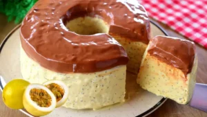 O sorvetão de maracujá com chocolate é uma sobremesa gelada perfeita para servir depois das...