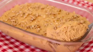 Strogonof de Nozes Cremoso: Sobremesa Gelada com Doce de Leite e Nata