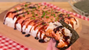 Sushi de Travessa Fácil: Receita Cremosa com Salmão e Arroz Japonês