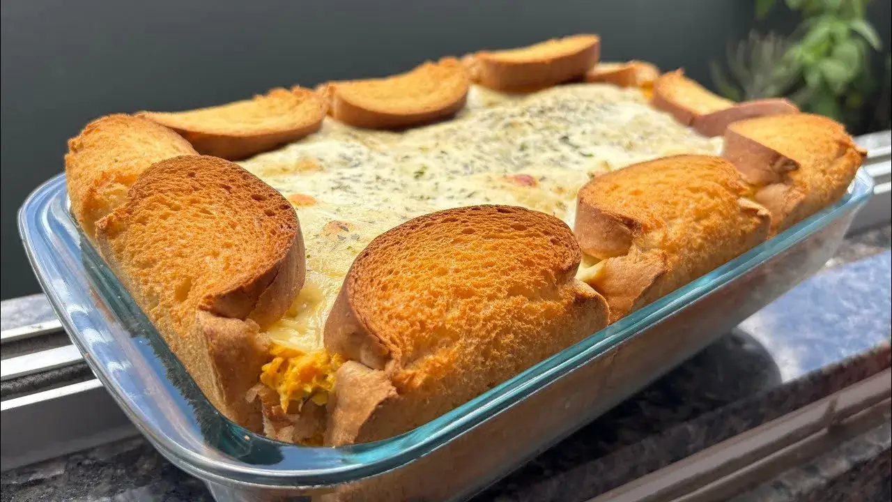 Torta de Pão de Forma Cremosa com Frango Fácil e Assada no Forno