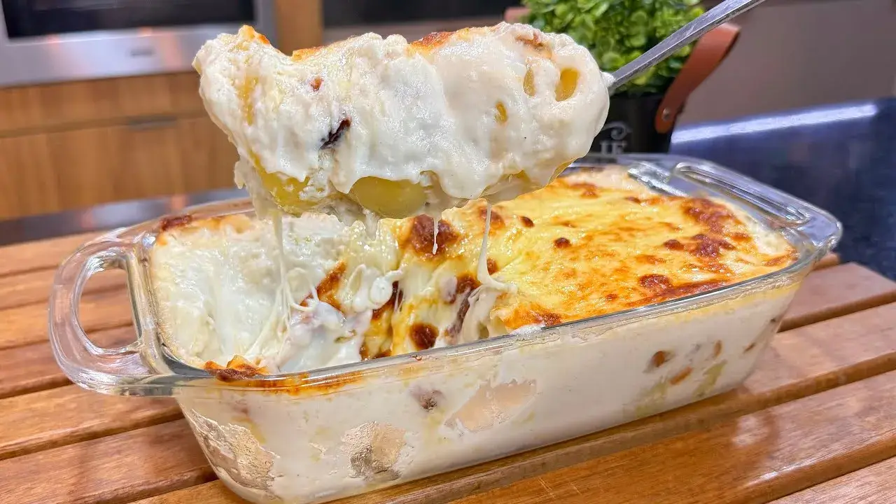 Batata de forno com bacon e molho branco gratinada fácil para um almoço especial