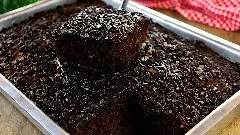 Bolo de Chocolate Molhadinho com Cobertura Cremosa Fácil de Fazer