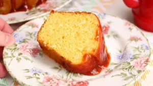 Bolo de Fubá no Liquidificador com Calda de Goiabada Fofinho para o Café da Tarde