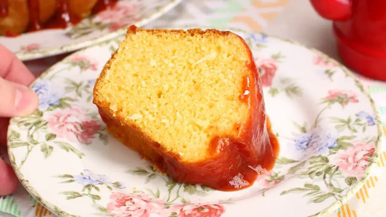 Bolo de Fubá no Liquidificador com Calda de Goiabada Fofinho para o Café da Tarde