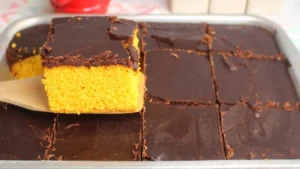 Bolo de cenoura com cobertura crocante de chocolate fácil e fofinho