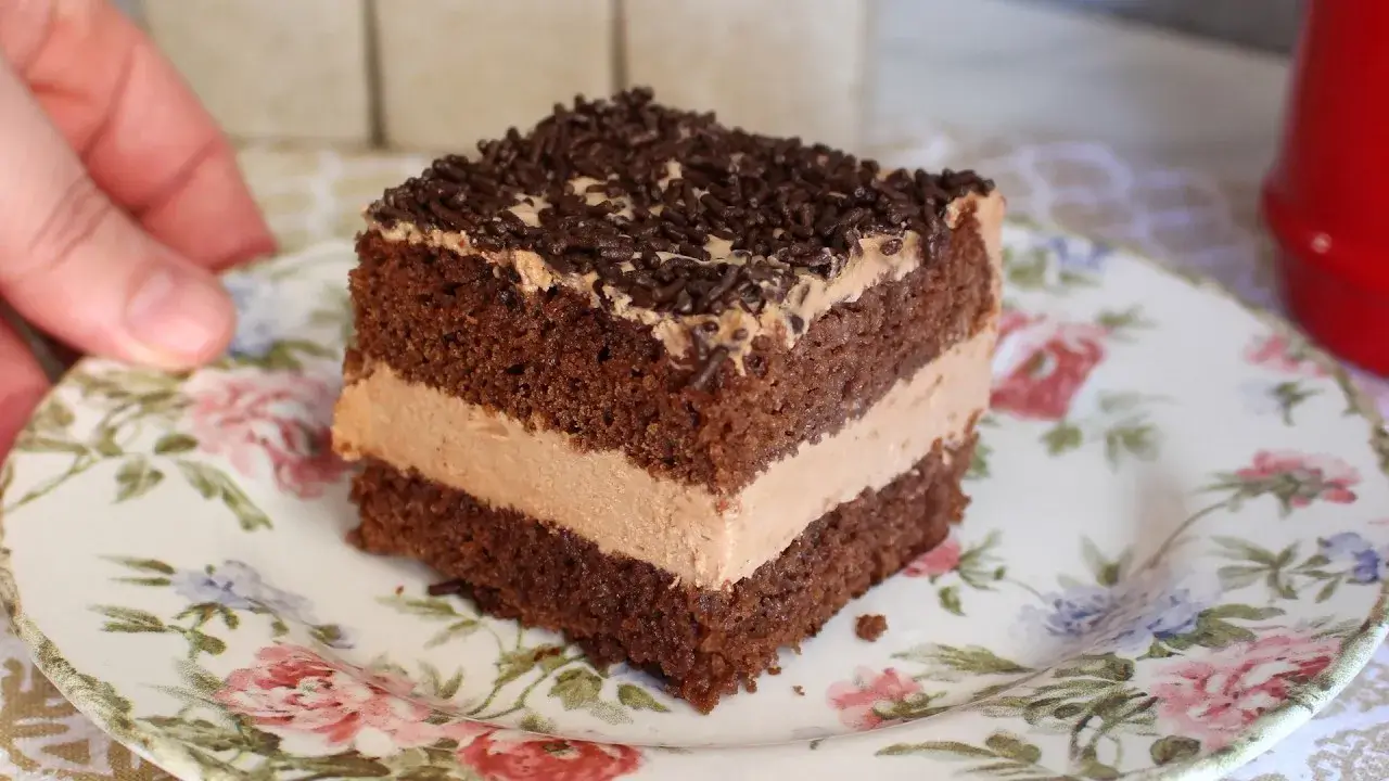 Bolo mousse de chocolate recheado gelado e bem cremoso