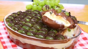 Bombom de Uva na Travessa com Muito Chocolate e Creme Cremoso