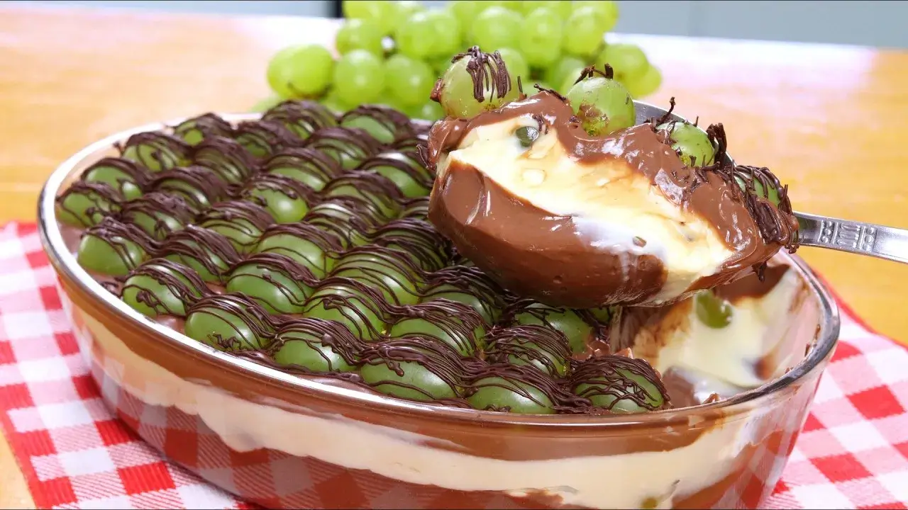 Bombom de Uva na Travessa com Muito Chocolate e Creme Cremoso