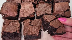 Brownie Molhadinho com Casquinha Crocante: Receita Chocolatuda Fácil de Fazer