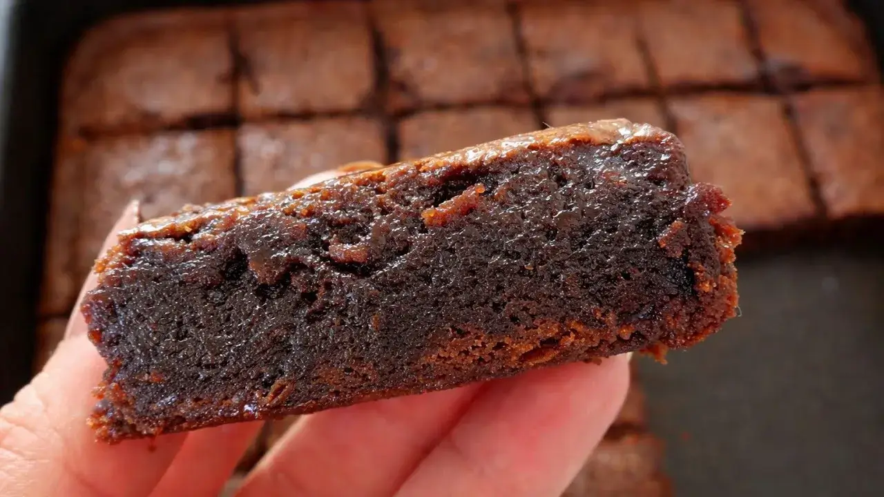 Brownie de Chocolate Simples com Textura Úmida e Corte Perfeito