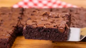 Brownie de Chocolate Molhadinho com Casquinha Crocante Fácil de Fazer