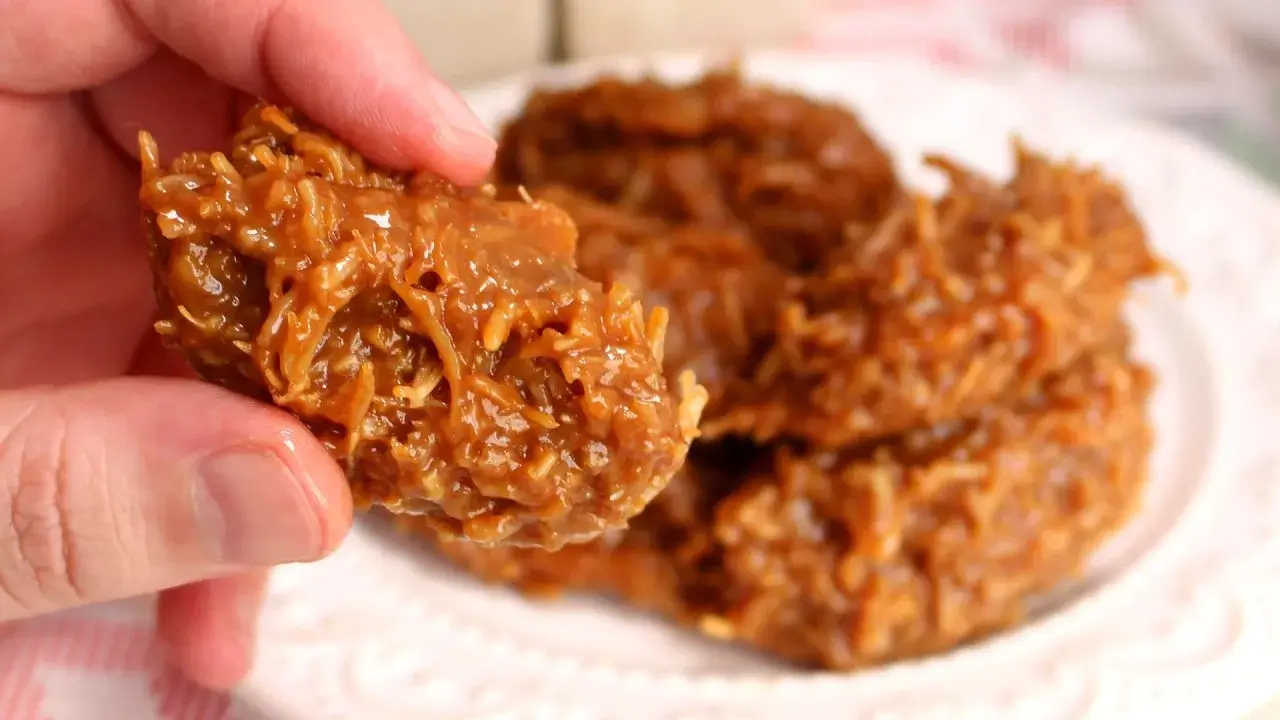 Cocadinha Cremosa com Apenas 4 Ingredientes Fica Úmida e Perfeita para Sobremesa