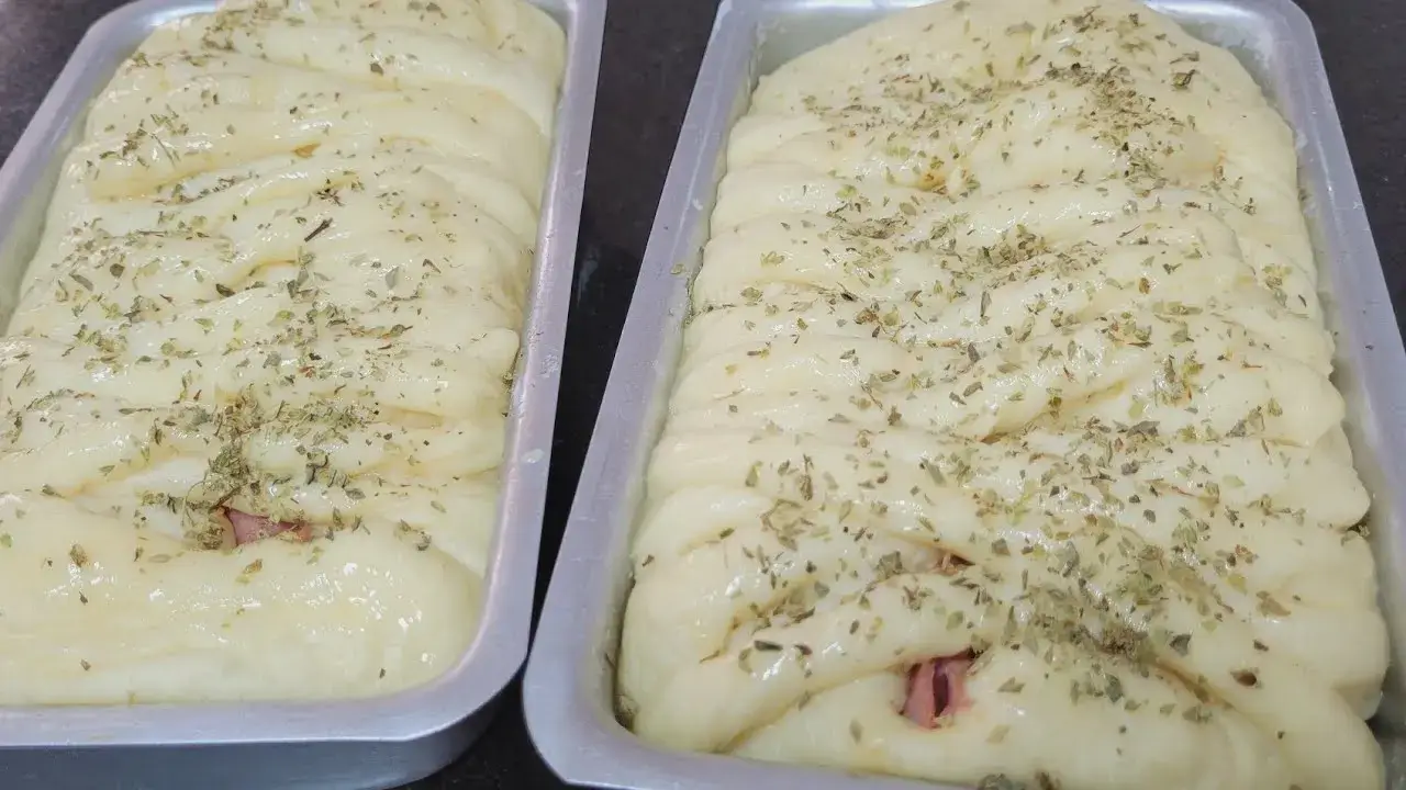Pão Salgado Recheado de Calabresa e Mussarela com Massa Macia e Trançada