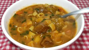 A sopa de carne com legumes é uma receita completa, ideal para aquecer e alimentar...