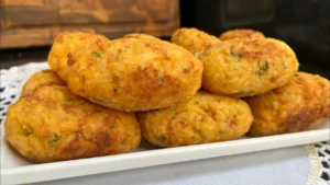 Bolinho de Arroz Crocante com Recheio de Queijo e Requeijão Fácil de Fazer