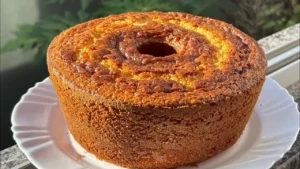 Bolo de milho de liquidificador fácil com queijo para acompanhar o café