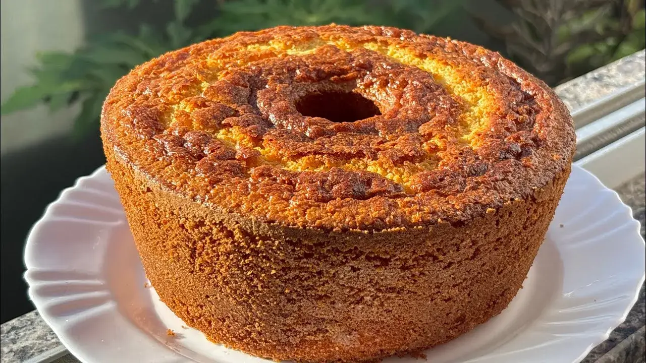 Bolo de milho de liquidificador fácil com queijo para acompanhar o café