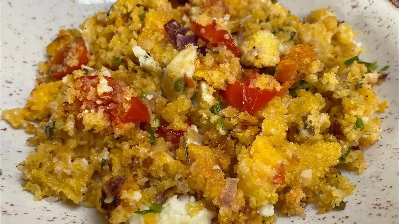 Cuscuz de Frigideira Rápido com Ovo e Queijo para Café da Manhã ou Jantar