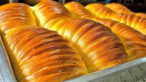 O pão caseiro fofinho é perfeito para servir no café da manhã ou no café...