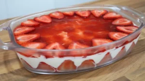 Sobremesa de Morango Gelada com Creme que Fica Linda na Travessa