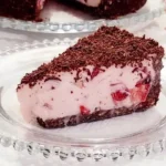 Torta mousse de morango cremosa com base de chocolate fácil de fazer