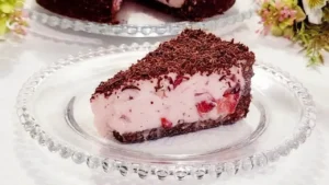 Torta mousse de morango cremosa com base de chocolate fácil de fazer