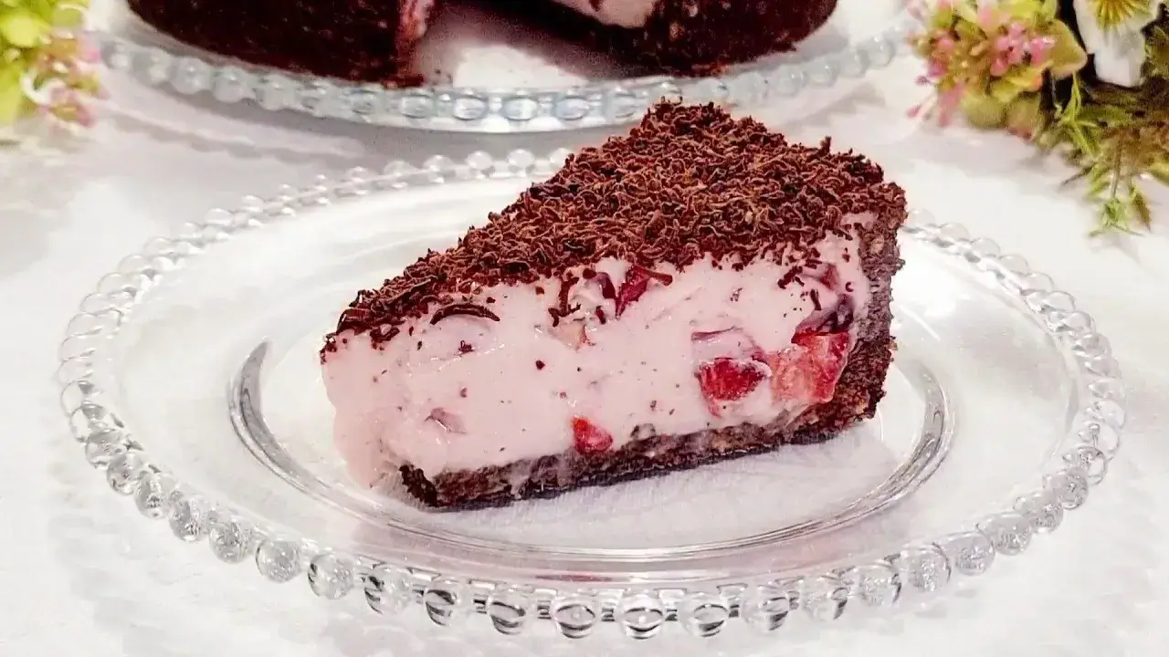 Torta mousse de morango cremosa com base de chocolate fácil de fazer