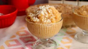 O arroz doce caramelizado é uma sobremesa caseira perfeita para servir depois das refeições ou...