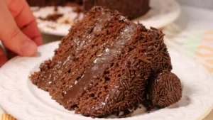 O bolo brigadeiro é uma daquelas receitas que fazem sucesso em qualquer comemoração. Com camadas...
