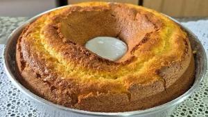 O bolo cinco copos é uma daquelas receitas práticas que ajudam quando bate a vontade...