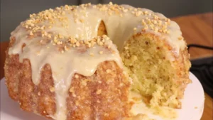 O bolo de amendoim é uma receita perfeita para servir no café da tarde, em...